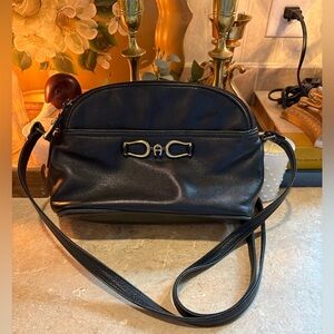 Etienne Aigner leather crossbody / shoulder bag
100% Cowhide Leather